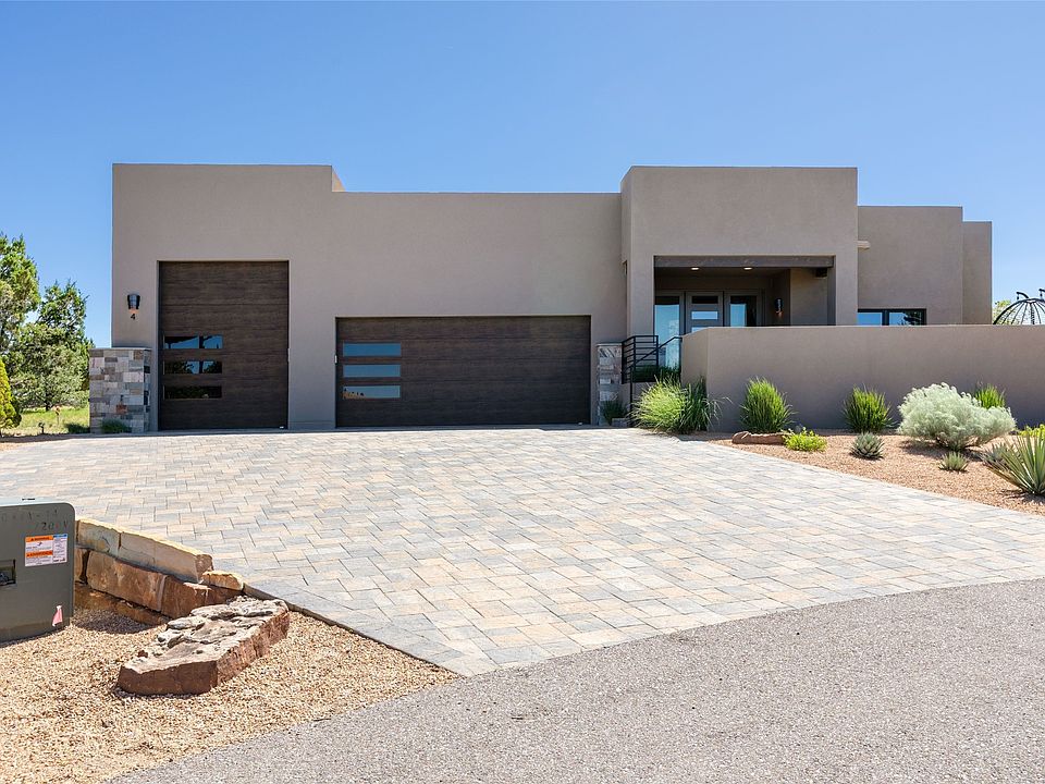 1st image of 4 Valverde Ln