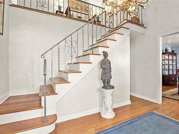 2nd image of 4 Greyrock Rd N