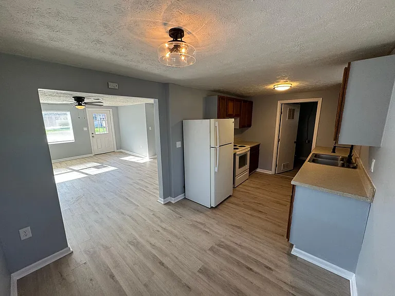398 N Columbus St — Photo 2
