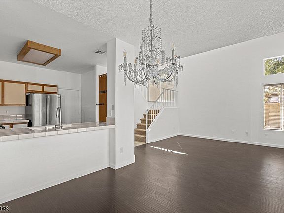 5th image of 539 Meadbury Dr