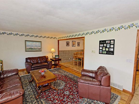 3rd image of 17 Scotchpine Dr