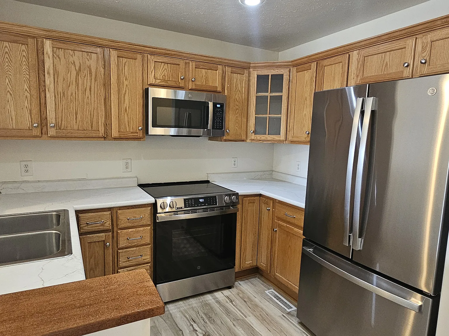 Completely updated 3 bed 2.5 bath townhome! — Photo 2
