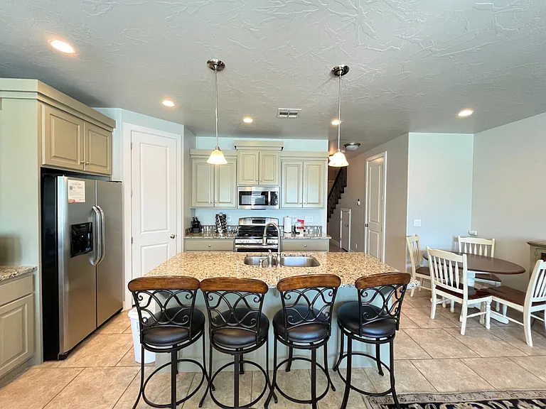 N Coral Ridge Dr — Photo 5