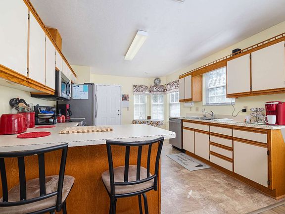 4th image of 239 SE Tristin Ln