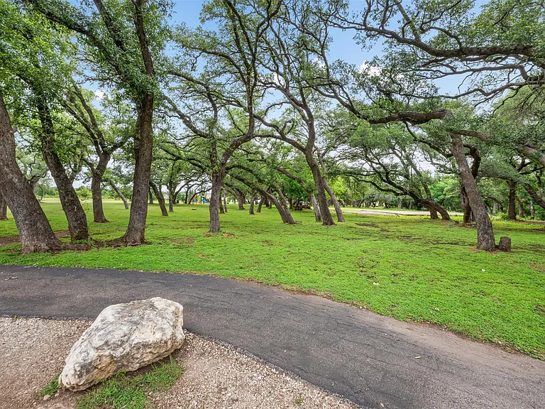 725 Millcreek Ln — Photo 37