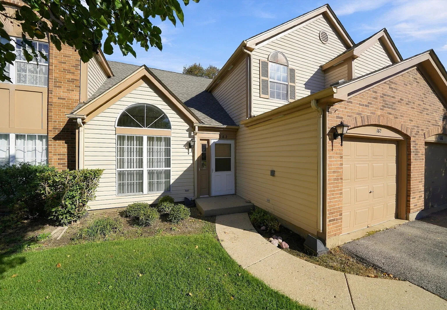 3 bed, 1.5 bath, 1364 sqft, $2,300 — Photo 1