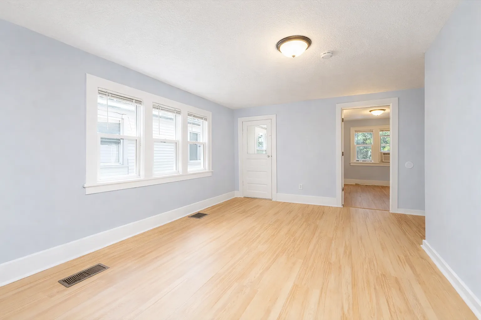 3 bed, 1100 sqft, $1,700 — Photo 4