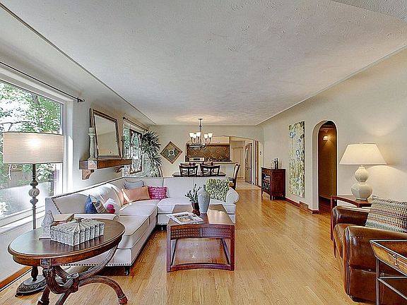 4th image of 3865 N Lowell Blvd