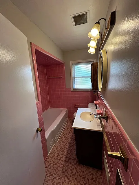 2 bed, 960 sqft, $1,350 — Photo 2