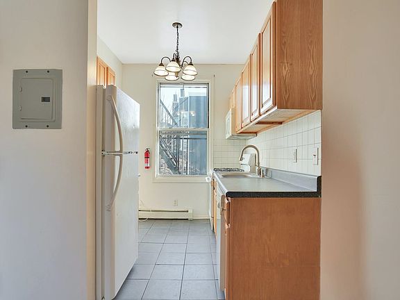 5th image of 216 Pine St Floor 3