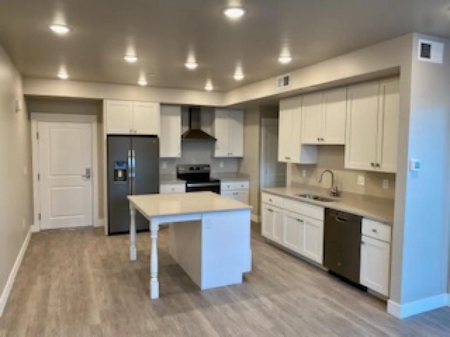 1295 Thomas Dr — Photo 3