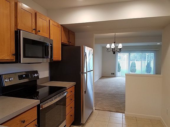 Kitchen w/ Ceramic Tile