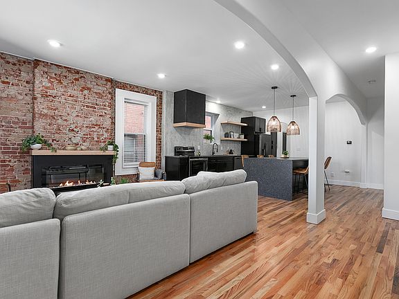 3rd image of 1822 Summit St Unit A