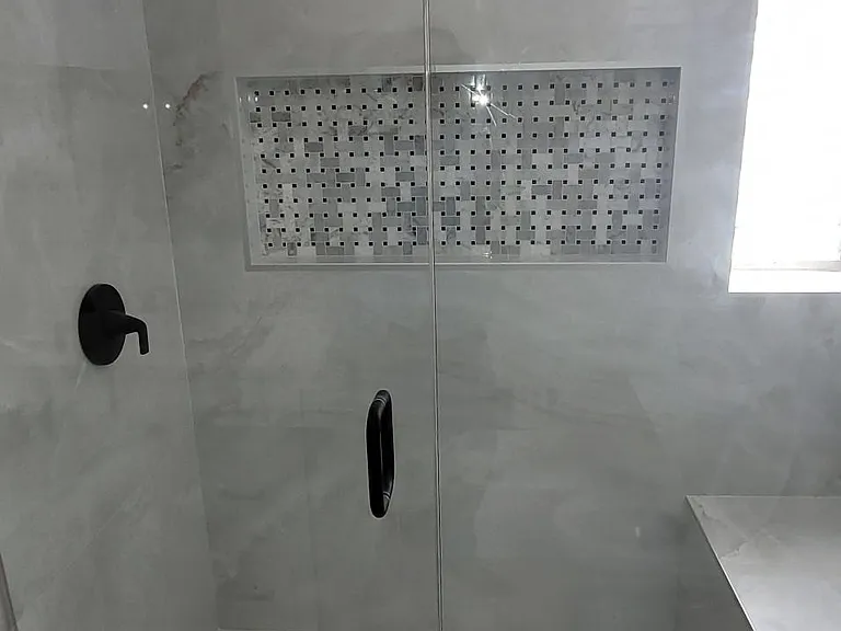 Master bath Shower w. Bench