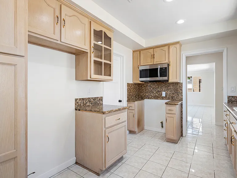 6607 Riverton Ave — Photo 10