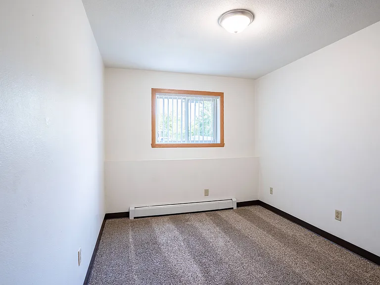 Fargo, ND Islander Apartments | 21B | Bedroom