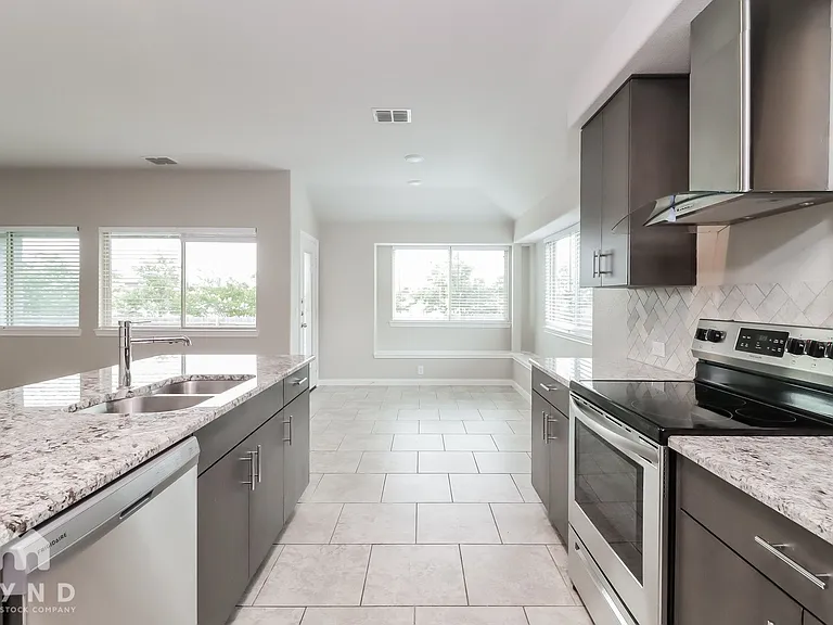 12325 Treeline Dr — Photo 2