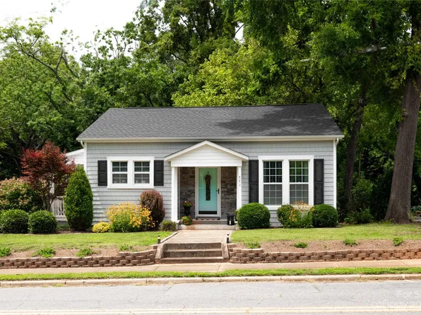 771 4th Street Dr NW, Hickory, NC 28601