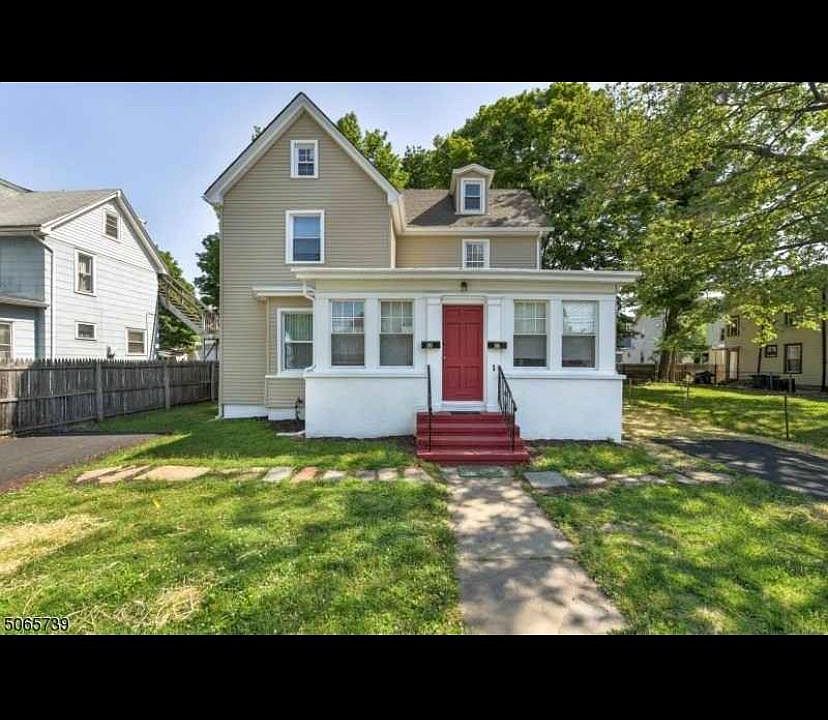 Left driveway included with a side backyard