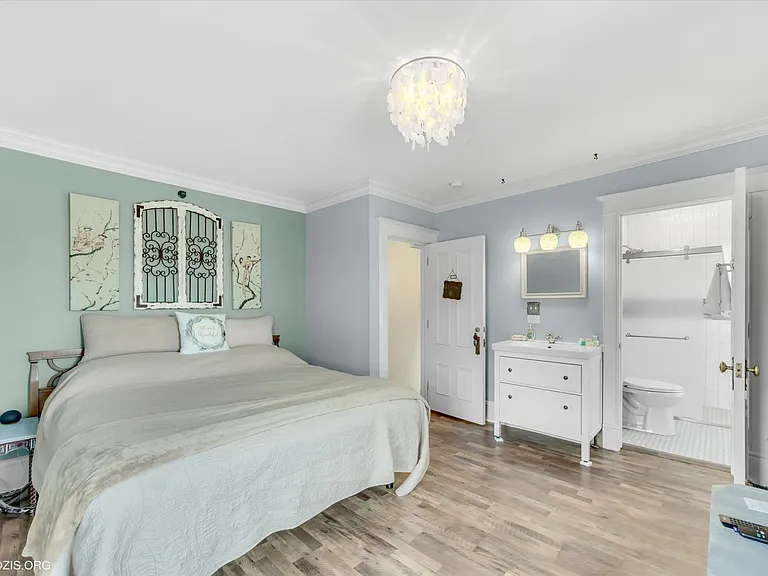 220 E South St — Photo 14