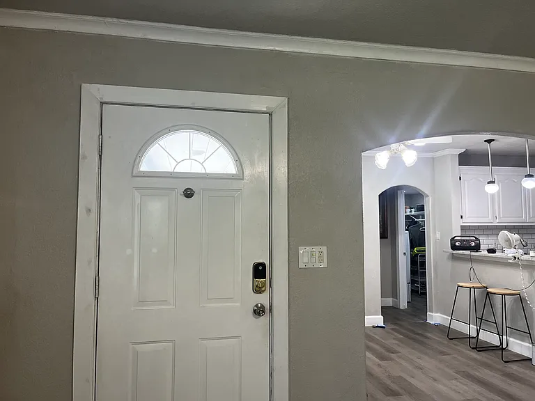 326 E Young Pl — Photo 14