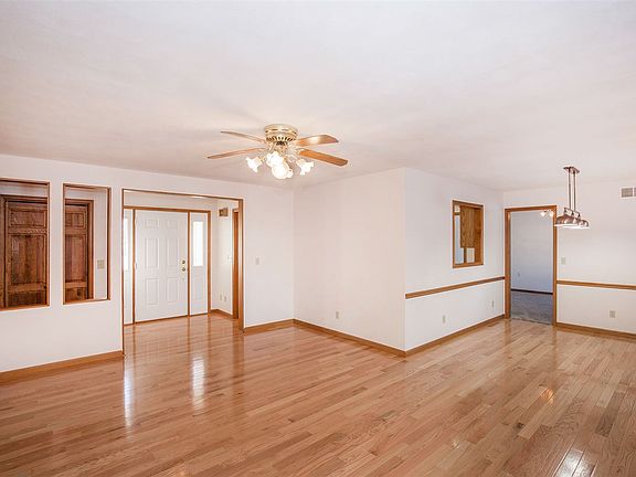 2nd image of 907 Mulberry Dr