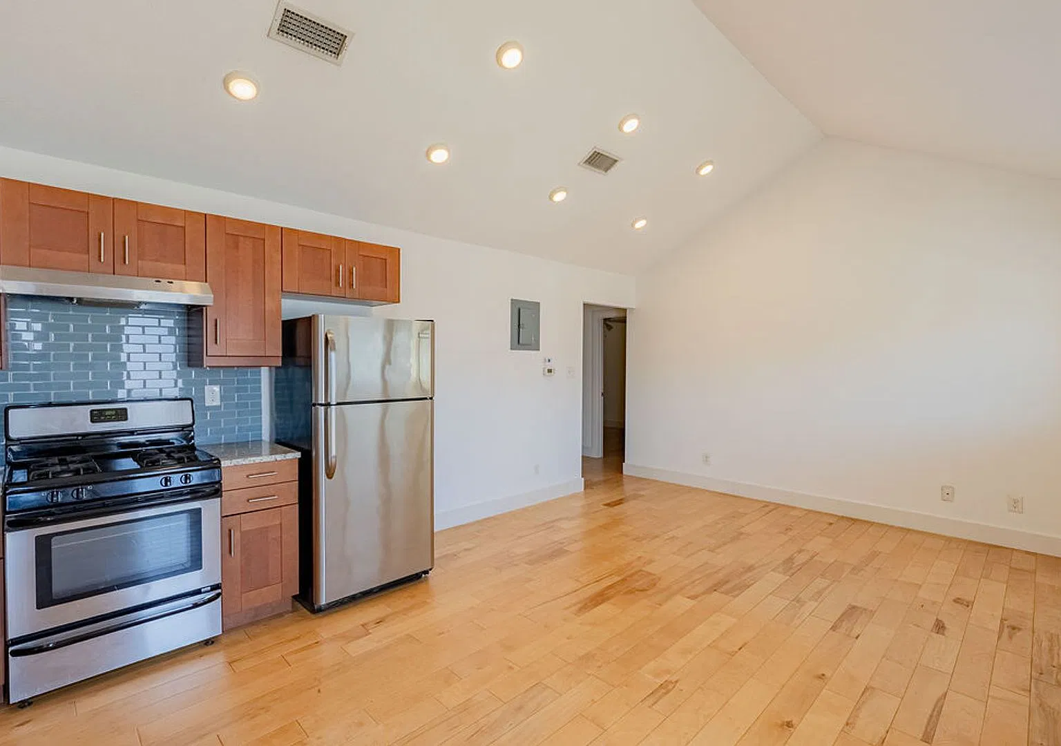 Beautiful 2 bedroom, 1 bathroom home in Windsor Park — Photo 3