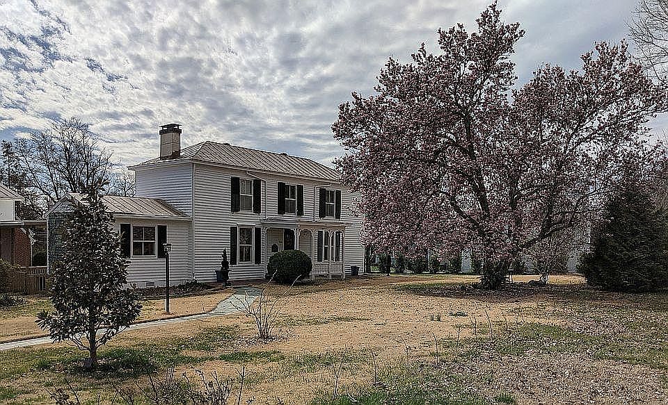 1st image of 1304 Oak Ln