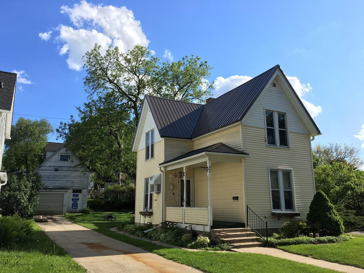 607 E Main St Decorah IA 52101 Zillow   40a37cf5e4bf8e1197dc742c0c7edcb3 Cc Ft 1536 