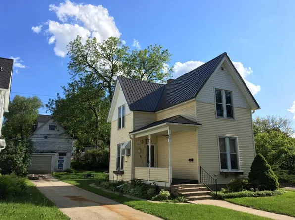 607 E Main St, Decorah, IA 52101