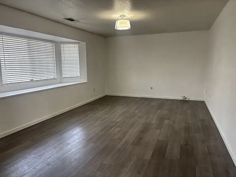 5208 Maximillian Dr — Photo 2