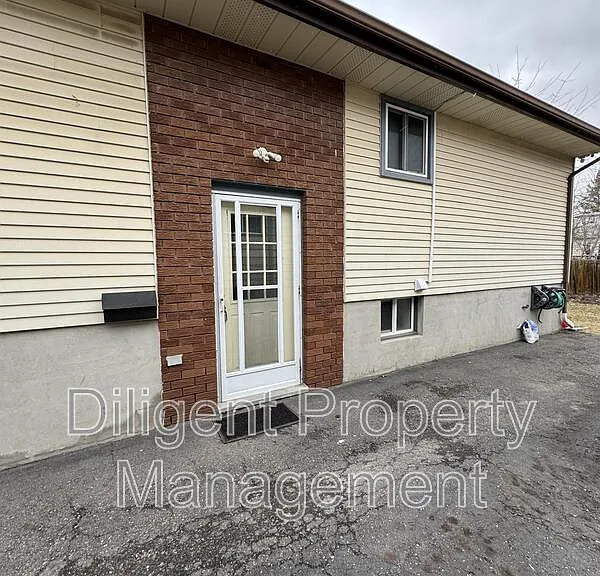 581 Barnes Cres #6 — Photo 3