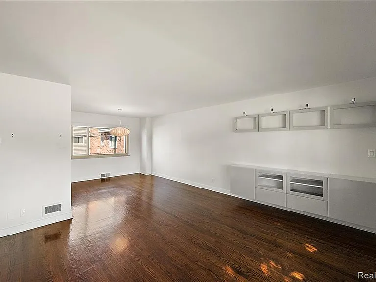 975 N Old Woodward Ave — Photo 11