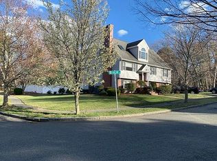 2 Anjim Ln, Wakefield, MA 01880