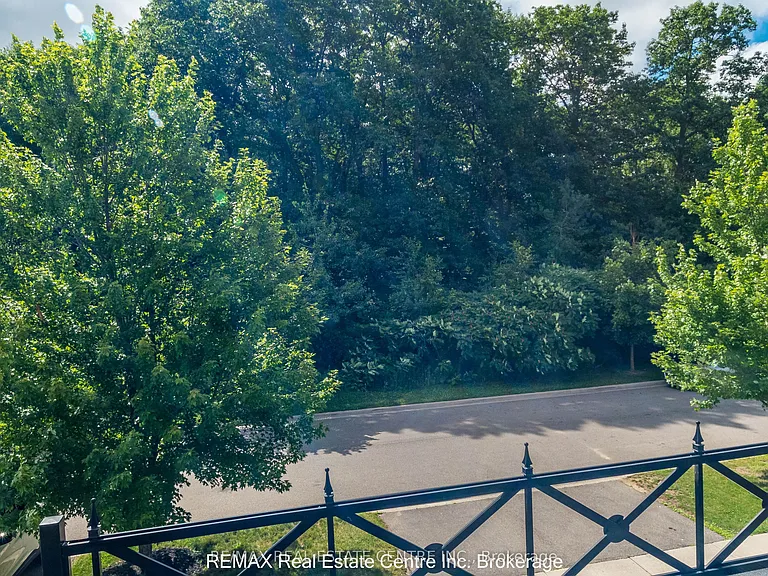 27 Lady Evelyn Cres — Photo 48