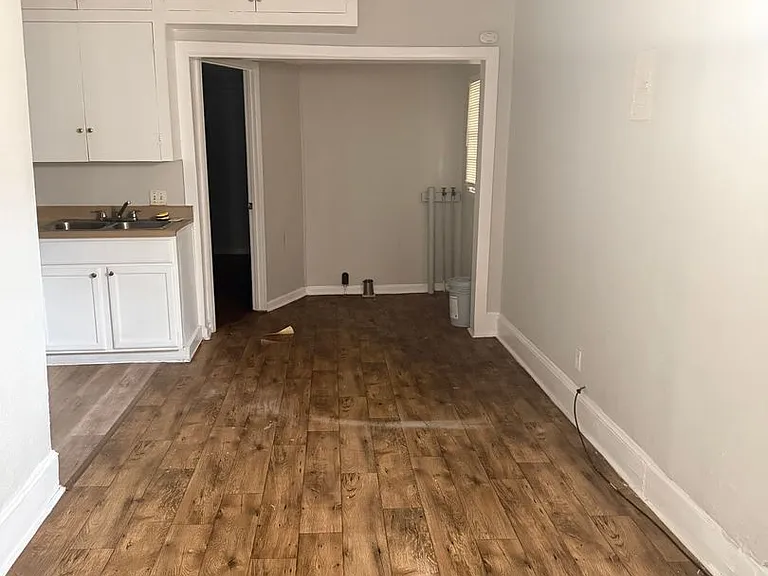 435 W Broad St — Photo 11