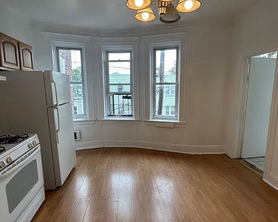 4th image of 692 Summit Ave APT 2F