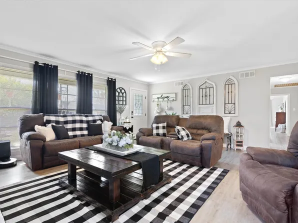 910 N Mill St, Bowie, TX 76230