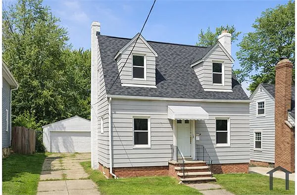 1064 Woodview Rd photo 1