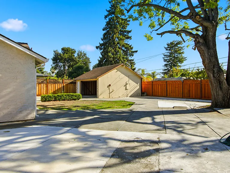 12610 Paseo Flores — Photo 46