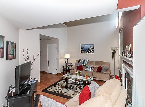 4th image of 321 S Lancelot Ln