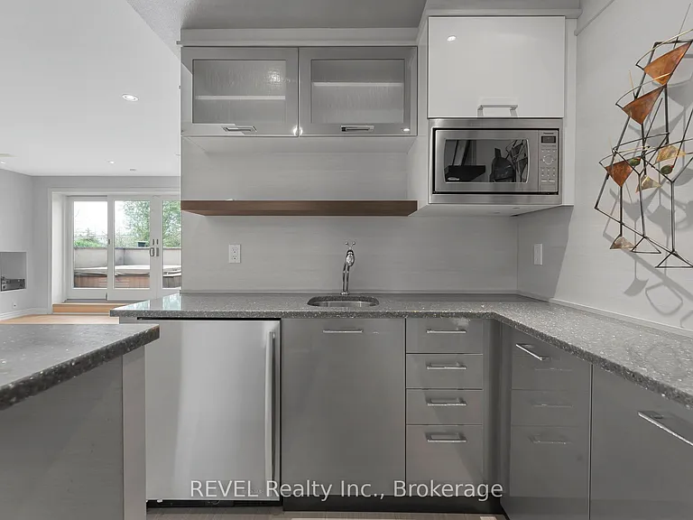 661 Clarence St — Photo 33