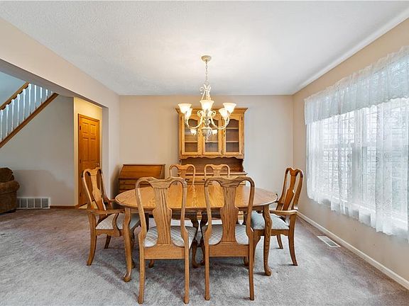 4th image of 210 Creekview Cir