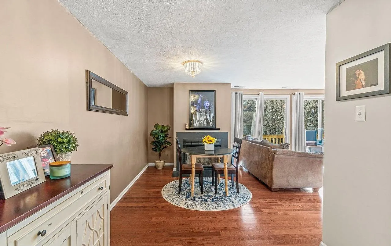 2 bed, 1011 sqft, $2,250 — Photo 2