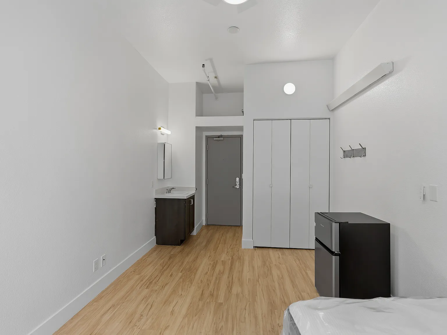 Studio, 160 sqft, $716 — Photo 2