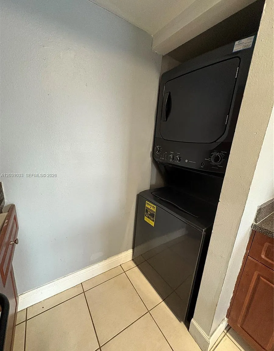 Kendall Lake Towers Condo — Photo 2