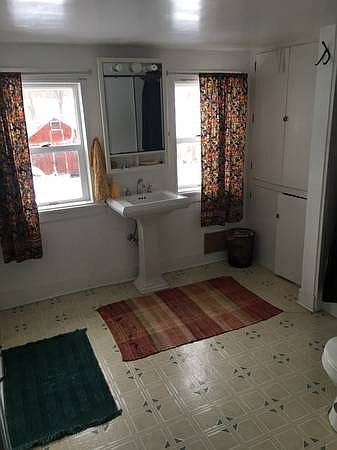 Bathroom (tub/shower is to the R, out of frame)