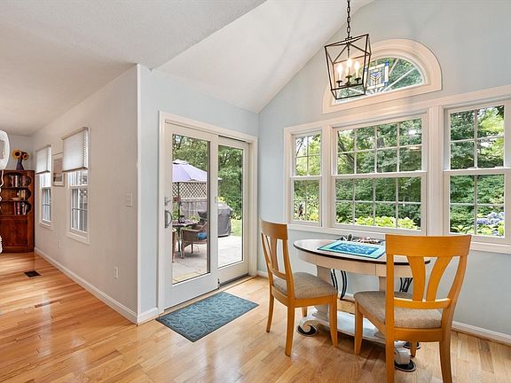 5th image of 2 Ipswich Woods Dr