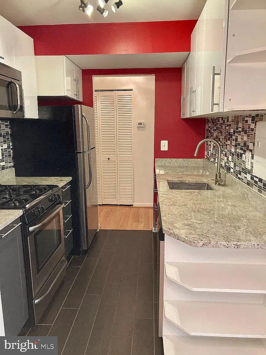 1 bed, 1.0 bath, 781 sqft, $1,995 — Photo 3