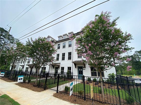 3rd image of 2881 Elmwood Dr #8